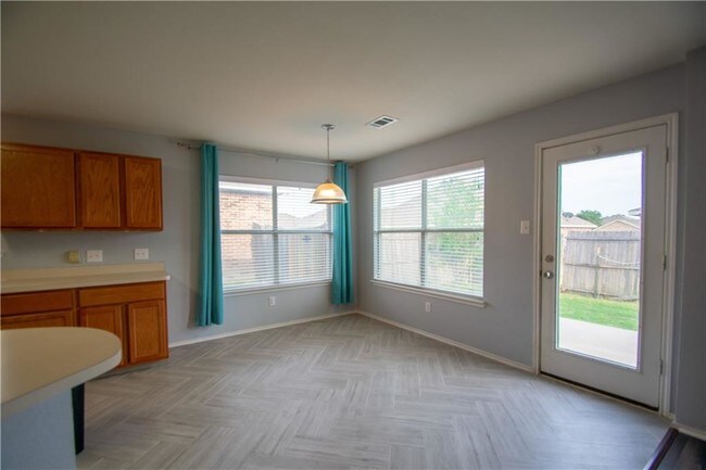 Building Photo - 733 Redwing Dr
