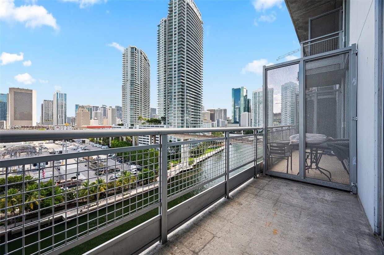 Foto principal - 690 SW 1st Ct