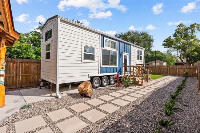 Building Photo - 4734 Oleander St