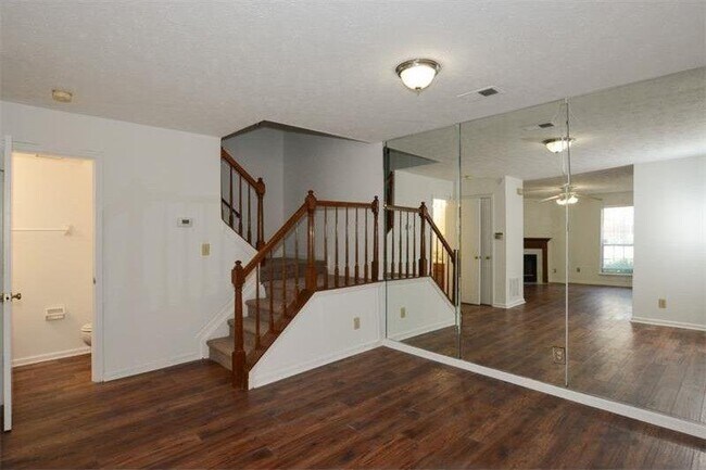 Foto del edificio - 1015 Rock Creek Ln