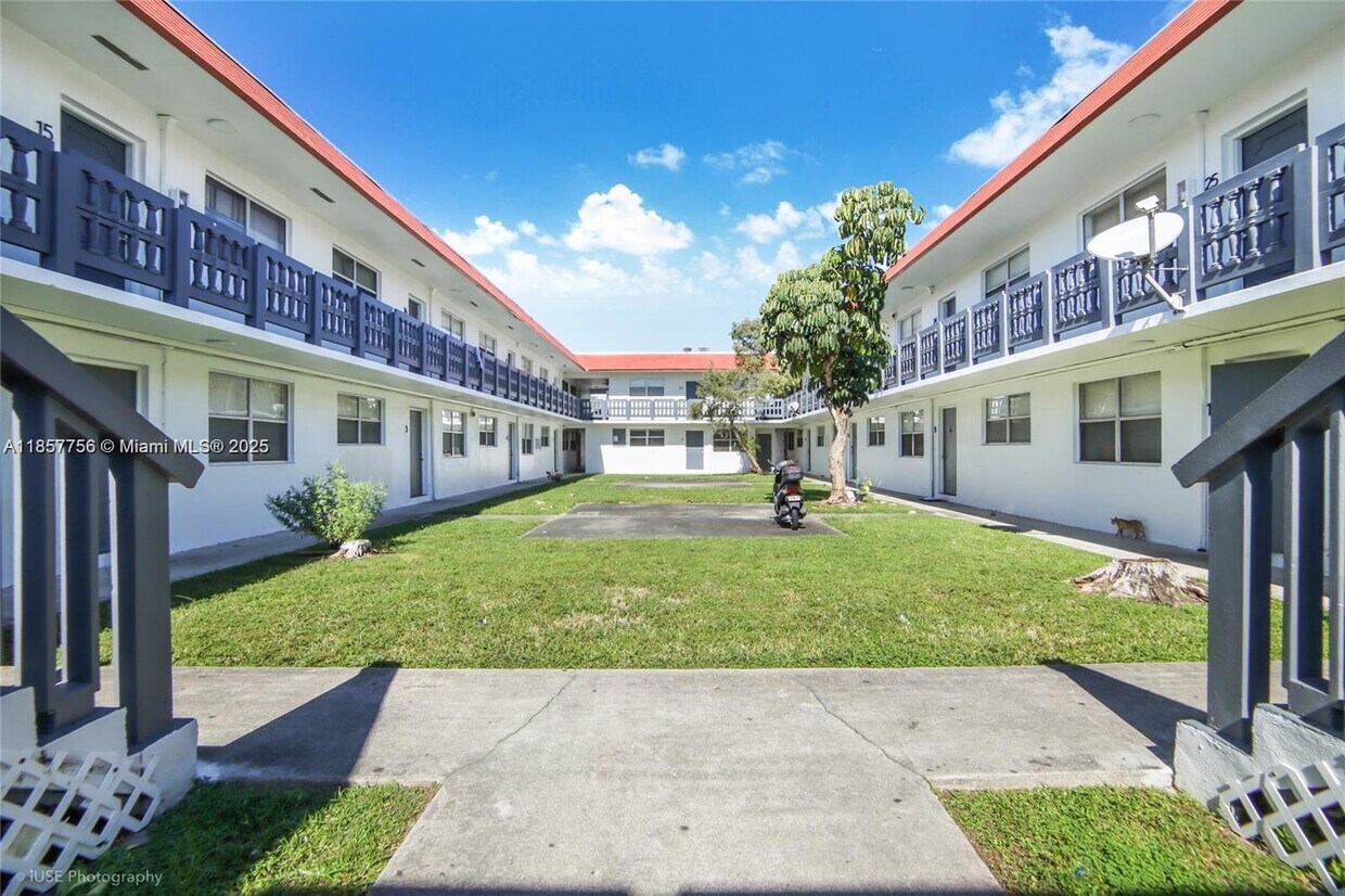 Foto principal - 111 NW 152nd St