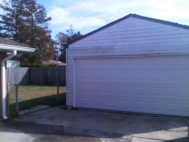 Building Photo - 3321 Plaza Dr