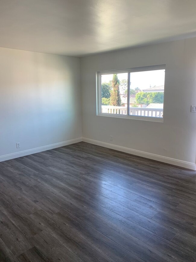 Building Photo - For Lease 2+1 Upstairs Duplex Ventura, CA