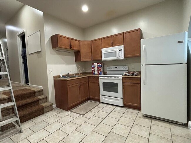 Building Photo - 214 3rd St