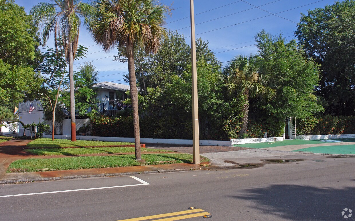 Primary Photo - 1120 Beach Dr NE