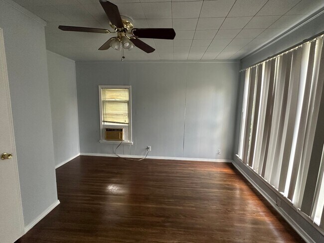 Foto del edificio - 3 bedroom/1 bath house!