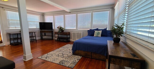 Qn Bd 45" with Internet included - 1133 27th St