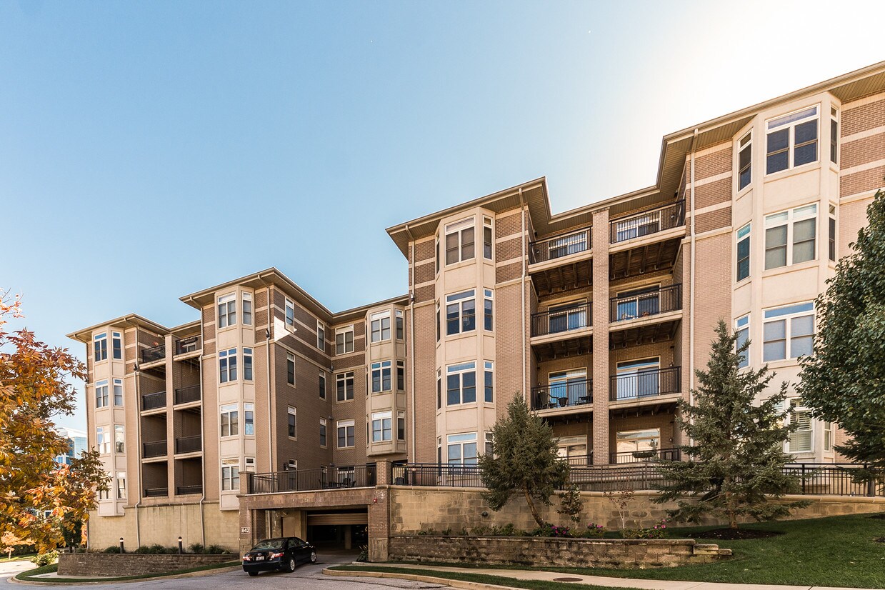 842 N New Ballas Ct, Creve Coeur, MO 63141 Condo for Rent in Creve