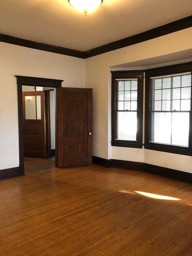 Building Photo - 1321 6th St SE