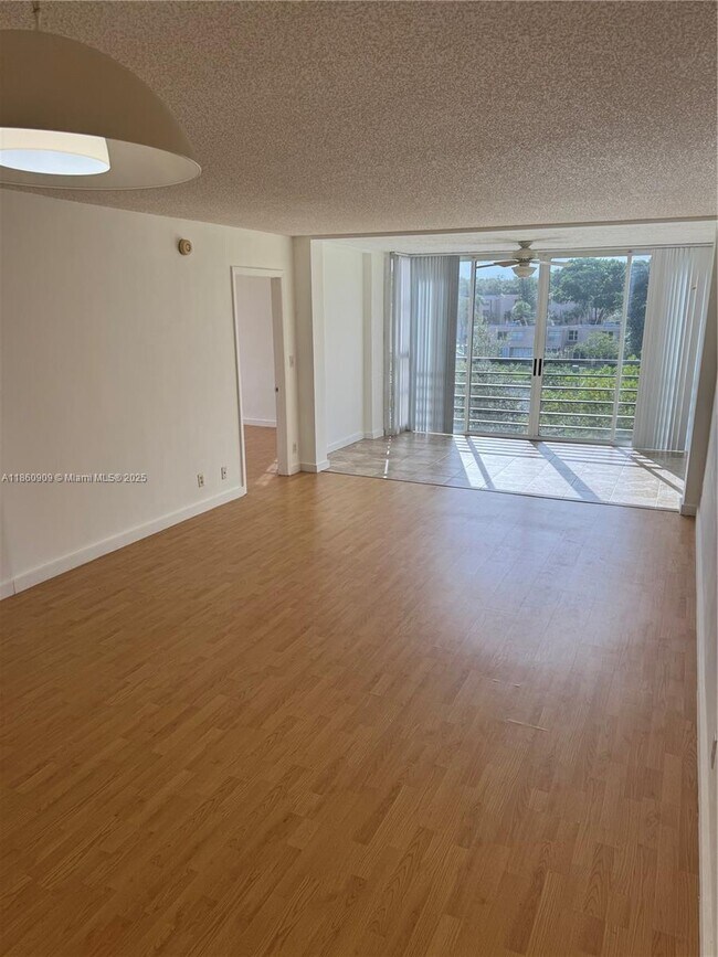 Foto del edificio - 1811 Sabal Palm Dr