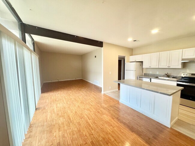 Foto del edificio - Light and Bright 3 bed 2 bath Home in West...
