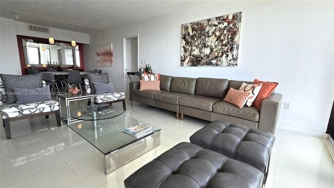 Building Photo - 3731 N Country Club Dr