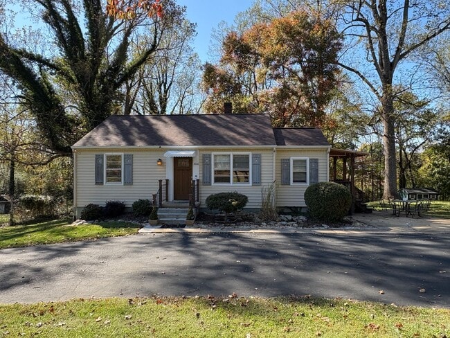 Building Photo - Move in special! 6 month lease option!