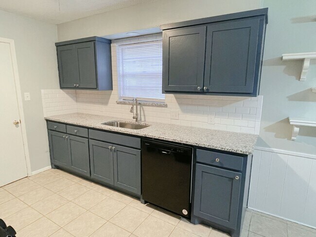 Foto del edificio - Charming 3bd 2 ba house close to the Unive...