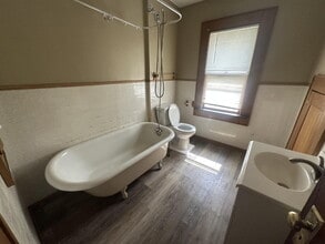 Building Photo - 46 Moulson St
