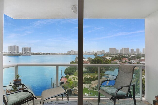 Foto del edificio - 2935 NE 163rd St