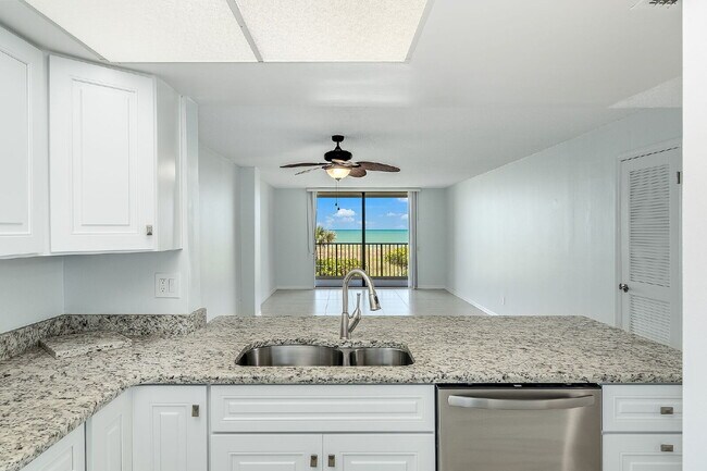 Building Photo - 1/1 Oceanfront condo with resort-like amenities!