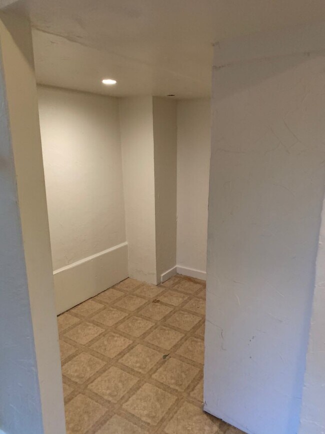 Building Photo - AVAILABLE NOW!!! Lovely 3 bedroom, 2 bathr...