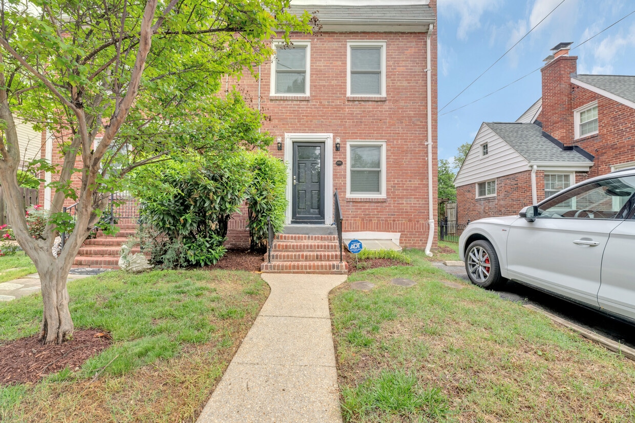 Primary Photo - 402A E Howell Ave