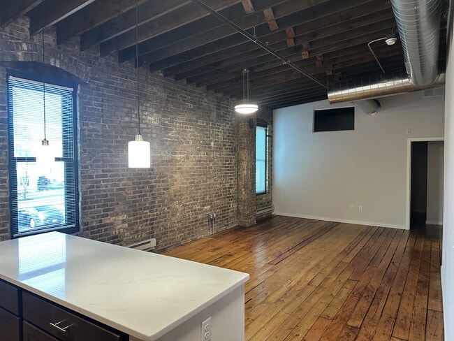 #203 Sala de estar - The Shop Lofts