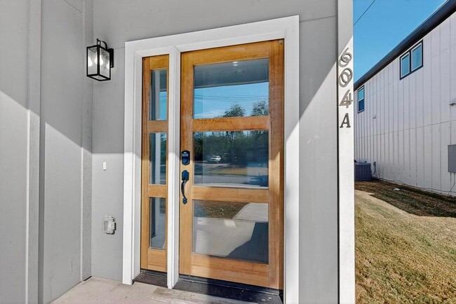 Building Photo - 604 Kimbro St