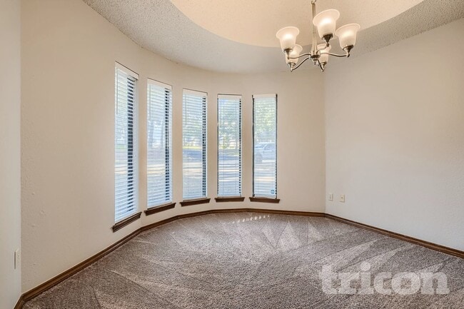 Building Photo - 736 Highland Crest Dr