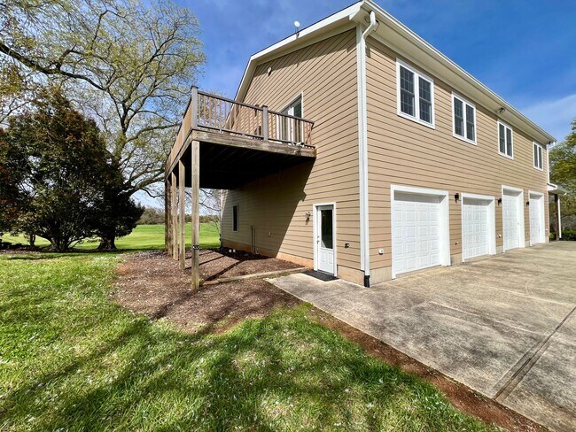 Foto del edificio - Adorable Waterfront/Fully Furnished/All In...