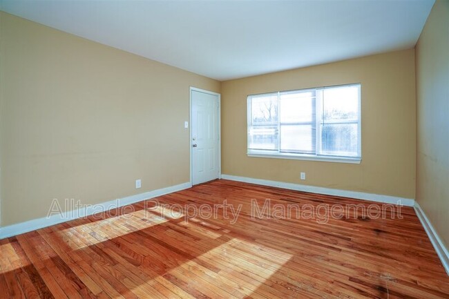 Foto del edificio - 1437 Nightingale Rd