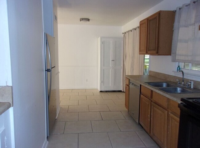 Building Photo - 1575 Cody Rd N