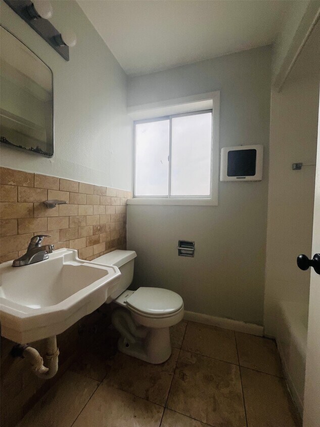 Building Photo - 5123 Del Monte Dr