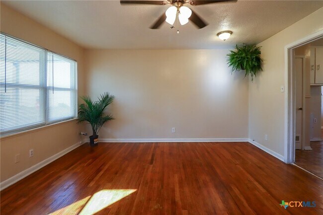 Foto del edificio - 2701 Hillside Dr