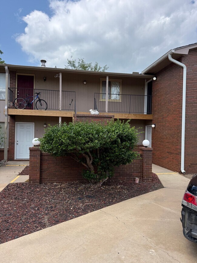 Building Photo - 616 S Mt Carmel St