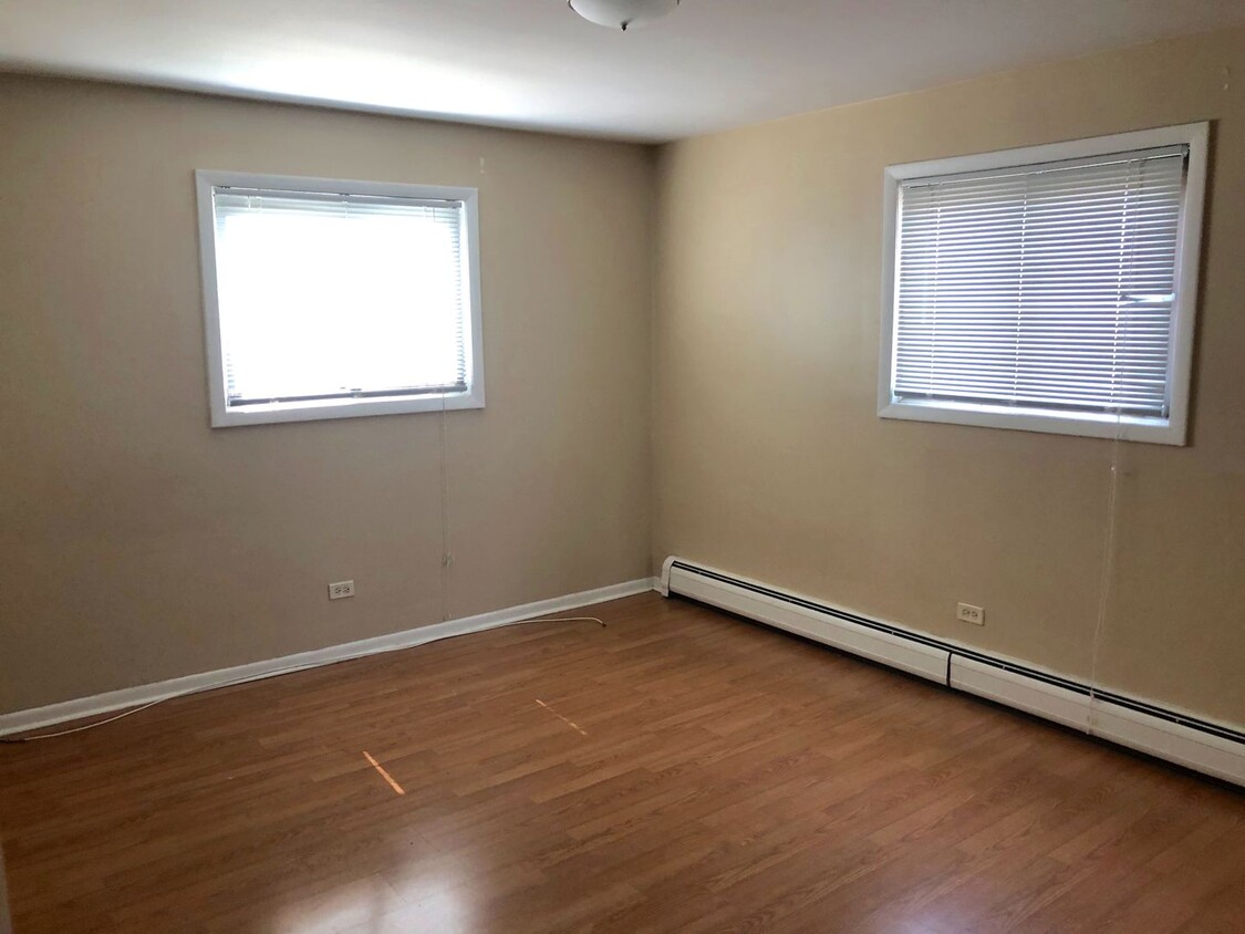 Primary Photo - Great 2bed/1bath with Balcony, Spacious Be...