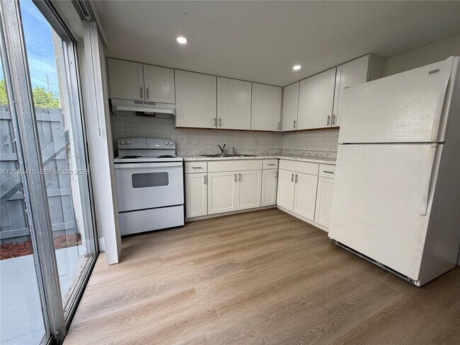 Foto del edificio - Northeast 18th Avenue, Homestead, FL 33033 - 2 BR 1.5 BA townhouse