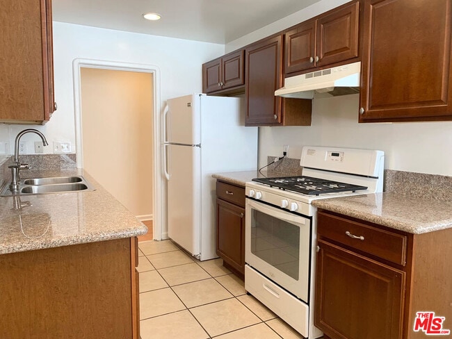 Building Photo - 532 N Poinsettia Pl