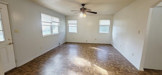 Foto del edificio - 11 Trails End Rd