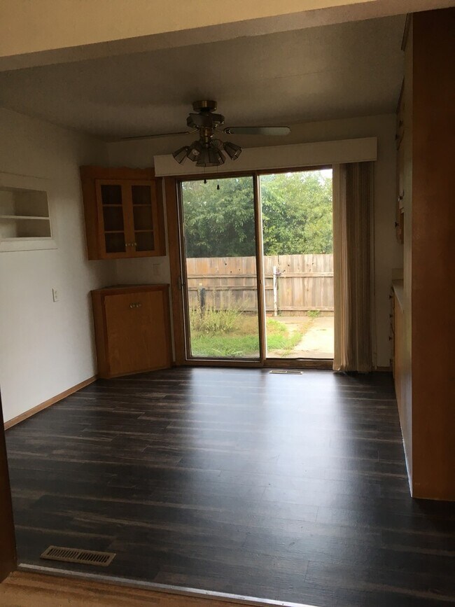 Building Photo - 3 Bedroom, 1 Bath Single Family Home locat...