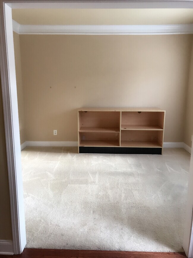 Building Photo - 535 Roland Manor Dr