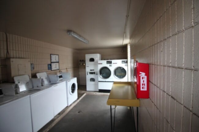 Building Photo - 2 bed, 1 bath, 1 parking Unit available in...