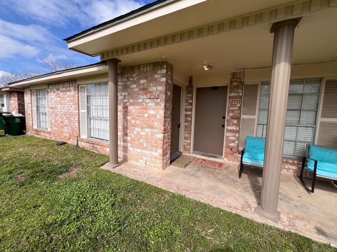 Primary Photo - 3 Bedroom 2 Bathroom Near Highway 6 South.