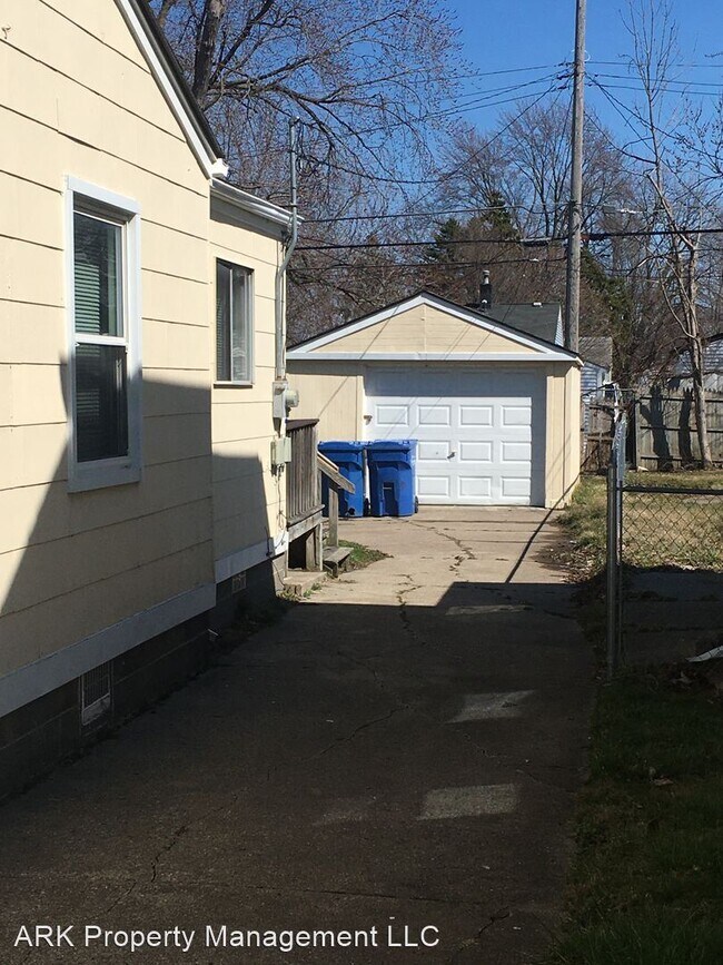 Foto del edificio - 3 br, 1 bath House - 22844 Sharrow Ave