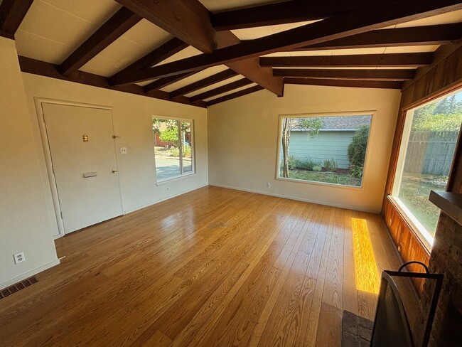 Foto del edificio - 2 Bedroom 1 Bathroom located in Santa Rosa...