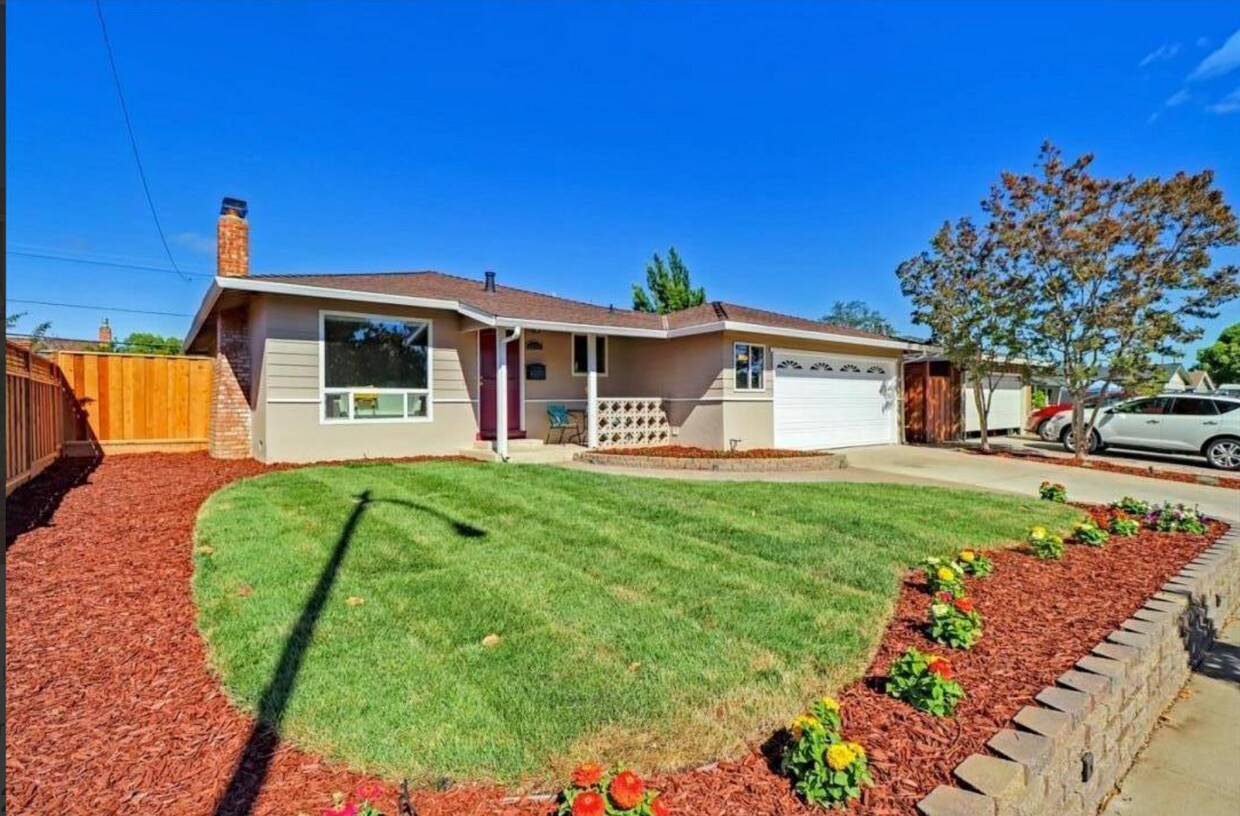 Primary Photo - 1435 Bouret Dr
