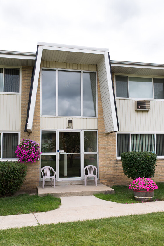 Welcoming Entrances - 4051 S 65th St