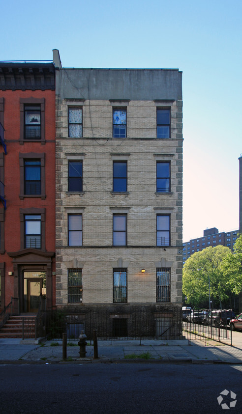 Foto del edificio - 147 Marcus Garvey Blvd