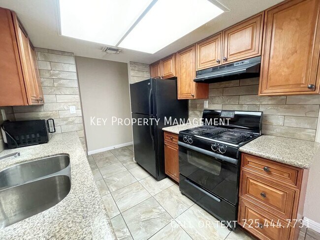 Foto del edificio - BEAUTIFUL 2 BED 2 BATH DOWNSTAIRS UNIT NEA...