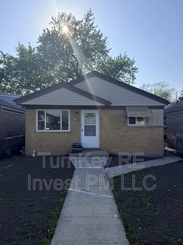 Building Photo - 7732 S Lotus Ave
