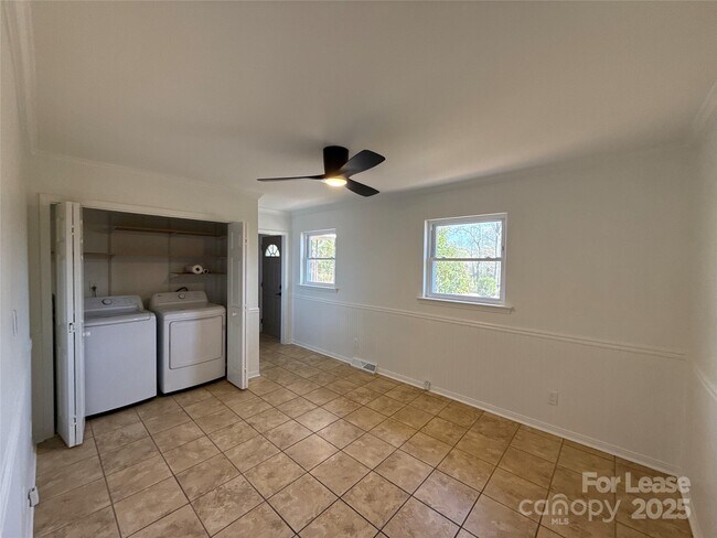 Foto del edificio - 1928 Russell Ave