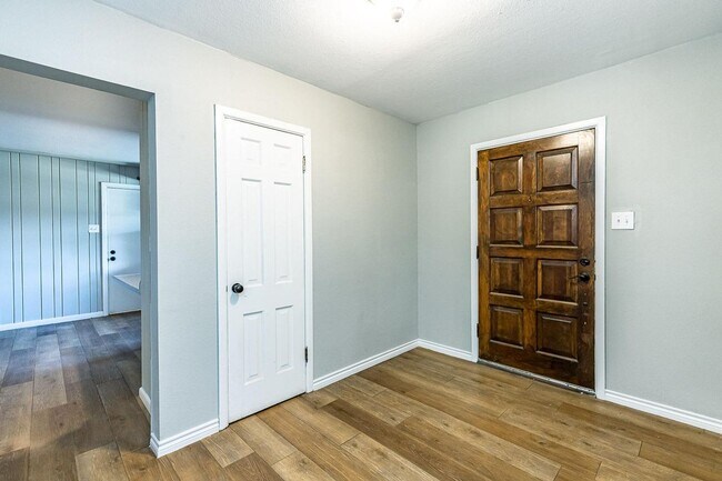 Building Photo - Large 4 Bedroom Home