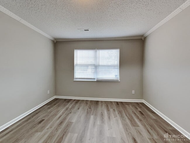 Building Photo - 661 Thornhill Dr
